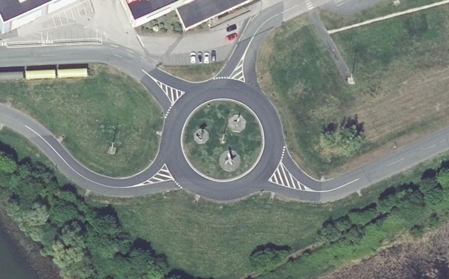 Vue aérienne du Rond-point anonyme n°107906197