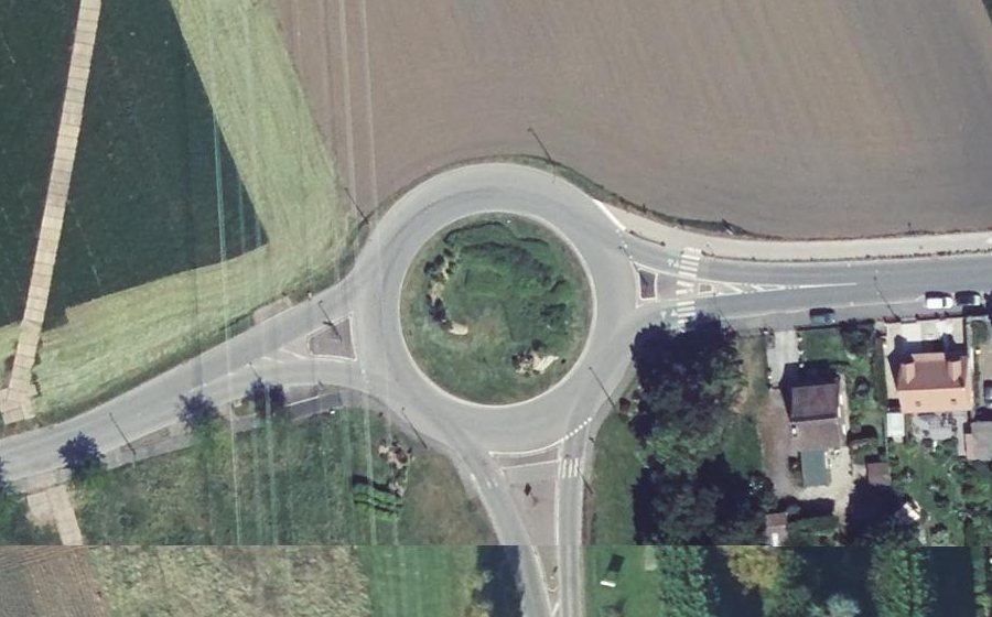 Vue aérienne du Rond-point anonyme n°107908628