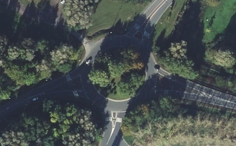 Vue aérienne du Rond-point anonyme n°107913194