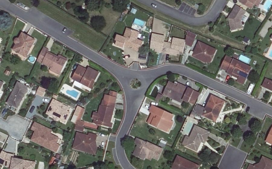 Vue aérienne du Rond-point anonyme n°1079308611
