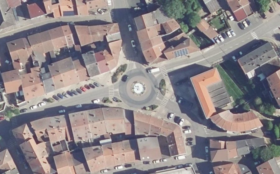 Vue aérienne du Rond-point anonyme n°107953104