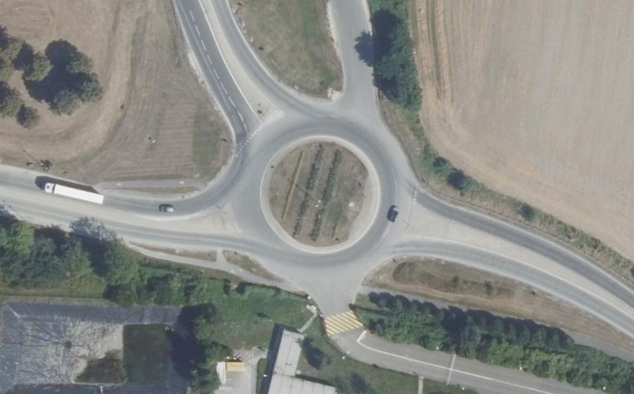 Vue aérienne du Rond-point anonyme n°107961524