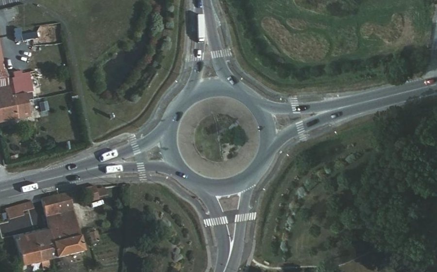 Vue aérienne du Rond-point anonyme n°1079646133