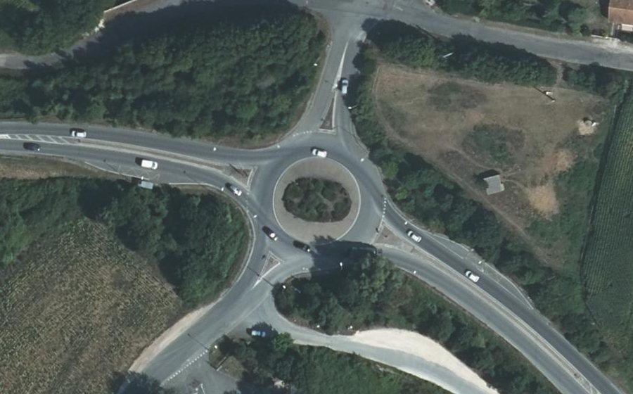 Vue aérienne du Rond-point anonyme n°1079647772