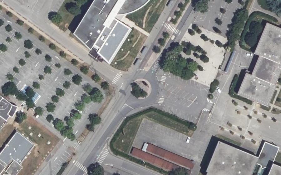 Vue aérienne du Rond-point anonyme n°107974706