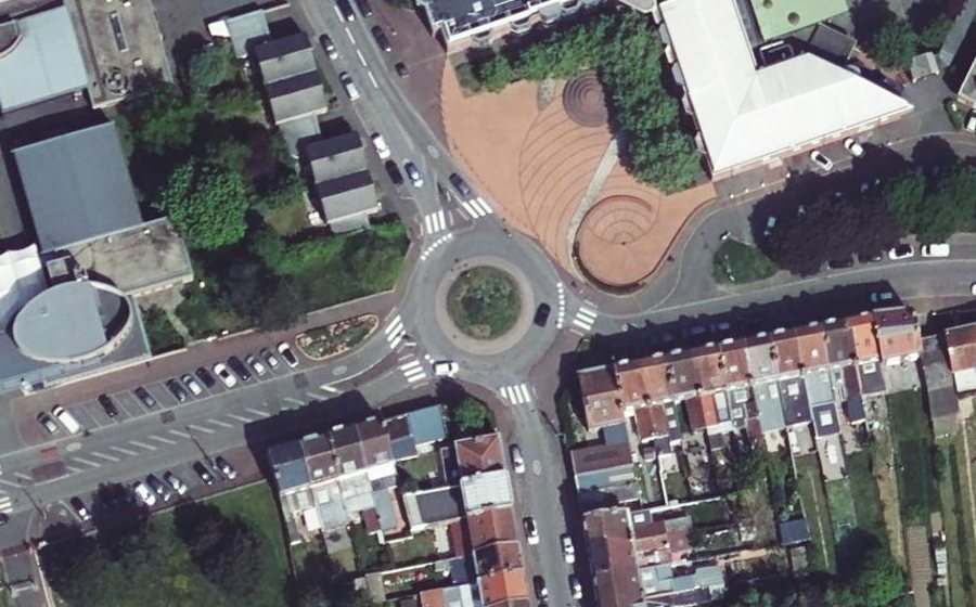 Vue aérienne du Rond-point anonyme n°107981660