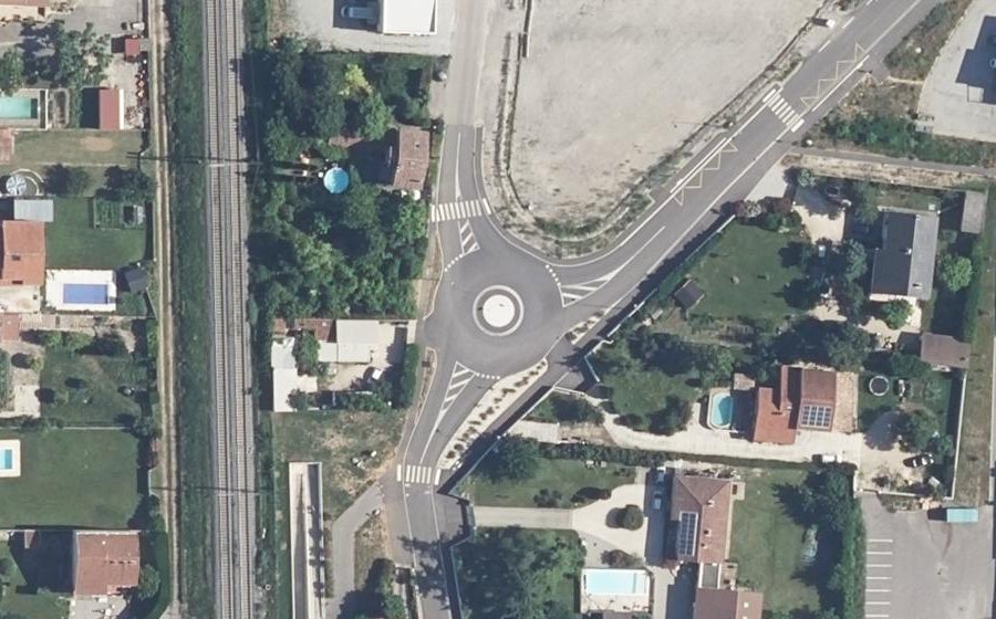 Vue aérienne du Rond-point anonyme n°1080072607