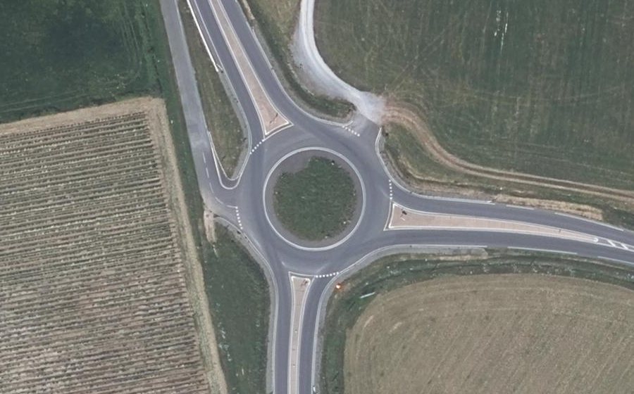 Vue aérienne du Rond-point anonyme n°1080270491