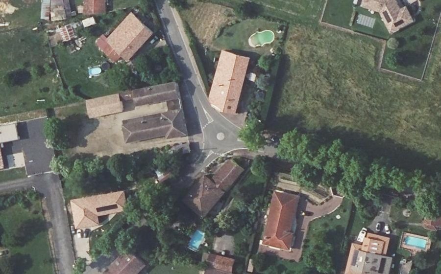Vue aérienne du Rond-point anonyme n°1080361426