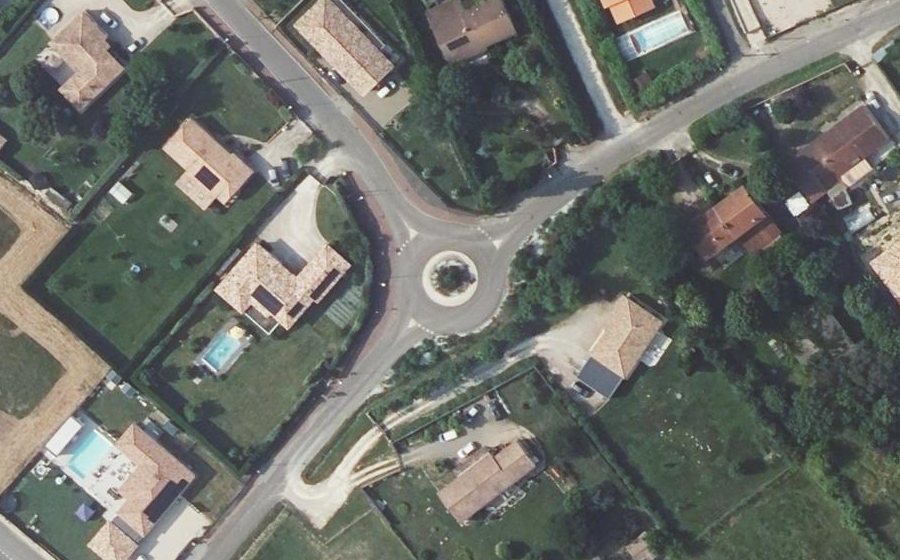 Vue aérienne du Rond-point anonyme n°1080363283