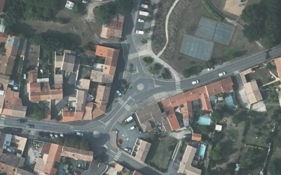 Vue aérienne du Rond-point anonyme n°1080658872