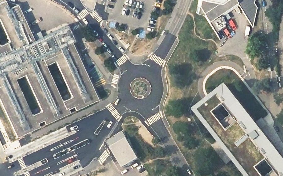 Vue aérienne du Rond-point anonyme n°1080747540
