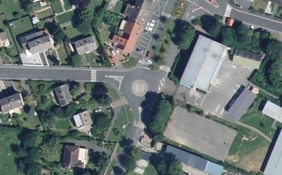 Vue aérienne du Rond-point anonyme n°1080828311