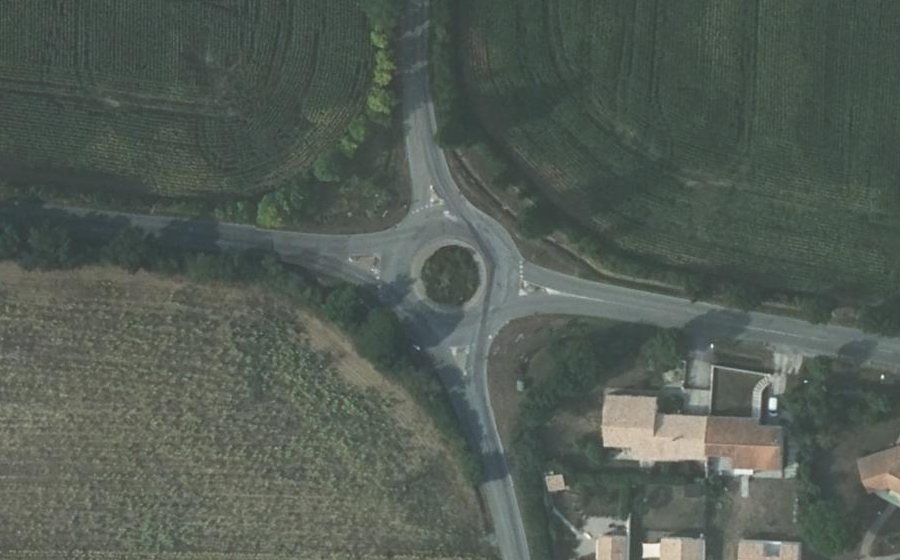 Vue aérienne du Rond-point anonyme n°1080841173