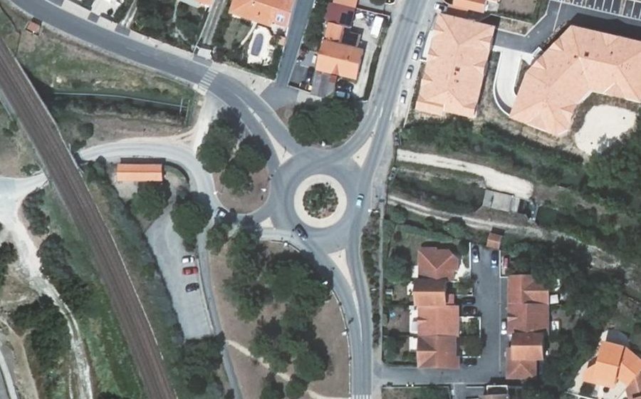 Vue aérienne du Rond-point anonyme n°1080844192