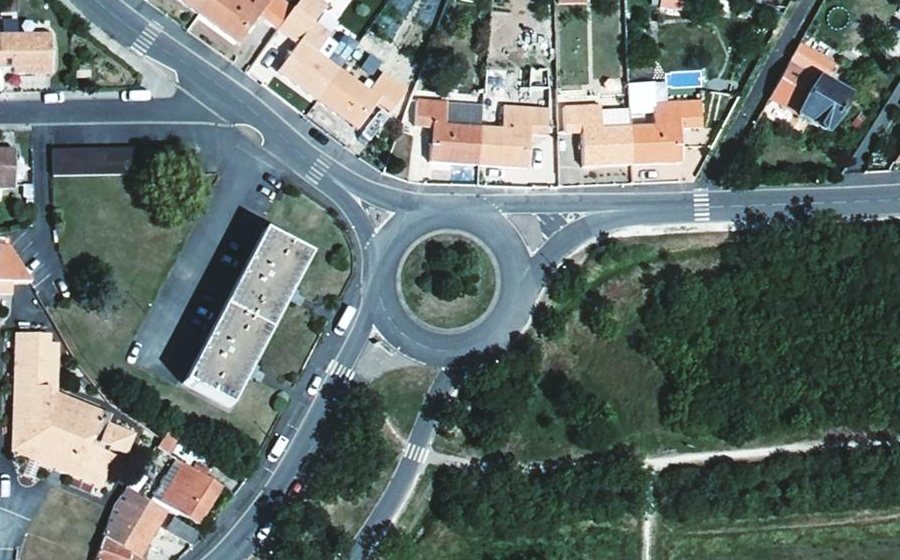 Vue aérienne du Rond-point anonyme n°1080848445