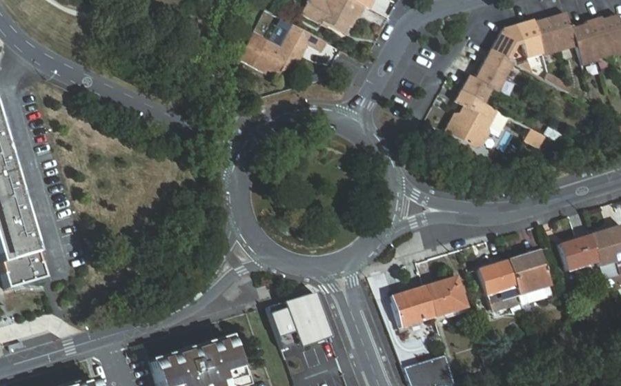 Vue aérienne du Rond-point anonyme n°1080849843