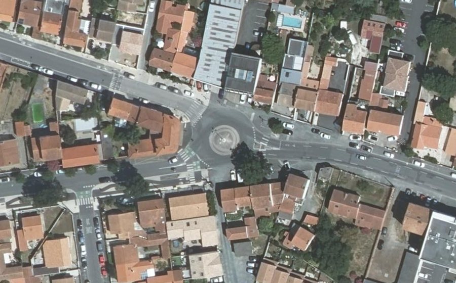 Vue aérienne du Rond-point anonyme n°1080851840