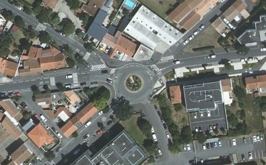 Vue aérienne du Rond-point anonyme n°1080851850