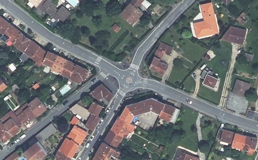 Vue aérienne du Rond-point anonyme n°1080884705