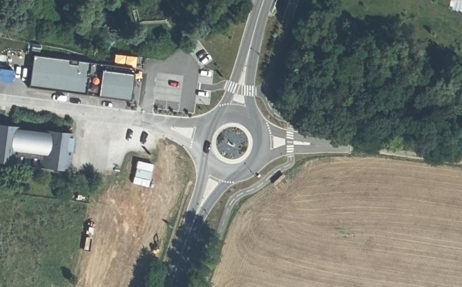 Vue aérienne du Rond-point anonyme n°1080894967