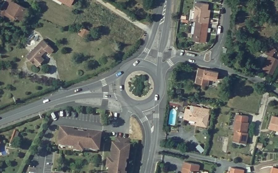 Vue aérienne du Rond-point anonyme n°1080934915