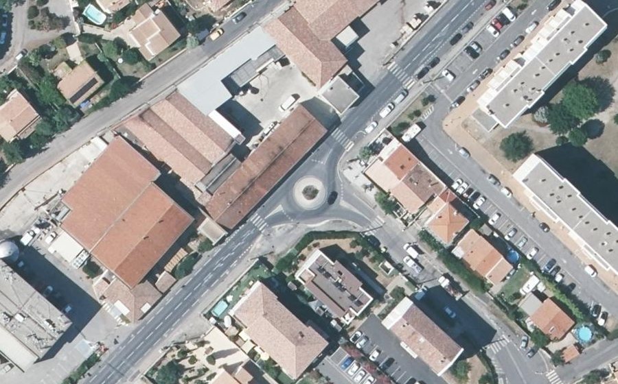 Vue aérienne du Rond-point anonyme n°1080951392