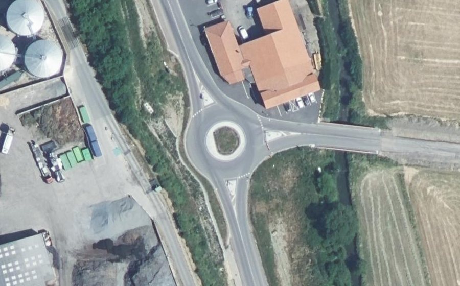 Vue aérienne du Rond-point anonyme n°1081044712