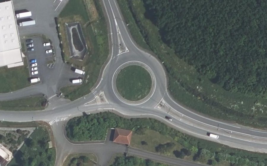 Vue aérienne du Rond-point anonyme n°108127601