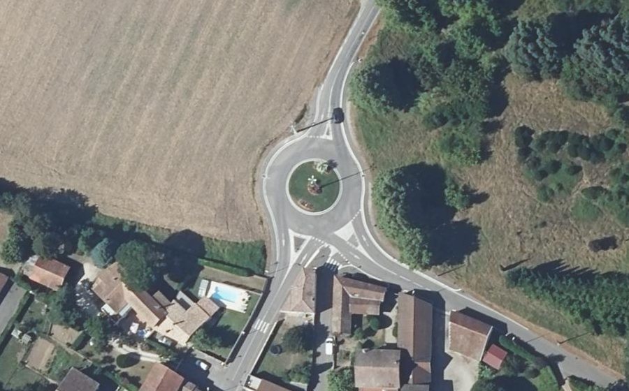 Vue aérienne du Rond-point anonyme n°108128181