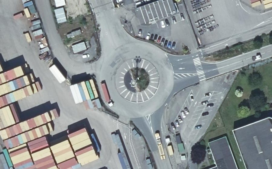 Vue aérienne du Rond-point anonyme n°108149831