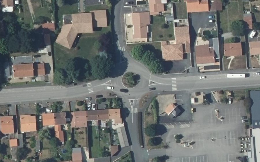 Vue aérienne du Rond-point anonyme n°108151177