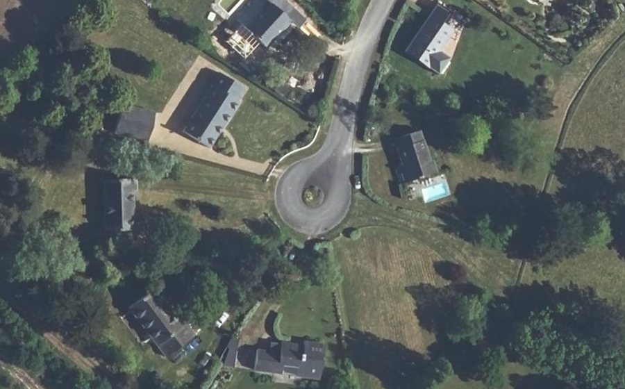 Vue aérienne du Rond-point anonyme n°108154448