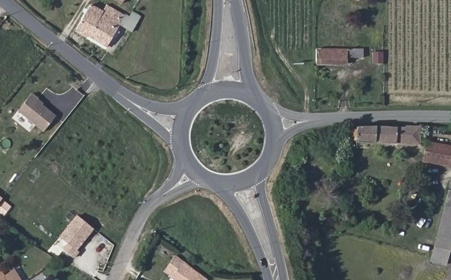 Vue aérienne du Rond-point anonyme n°108157625