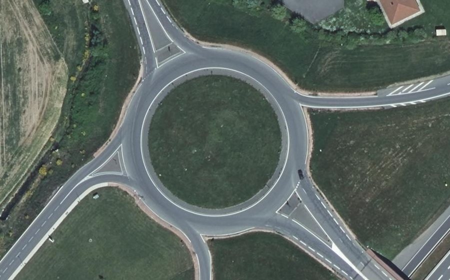 Vue aérienne du Rond-point anonyme n°108161132