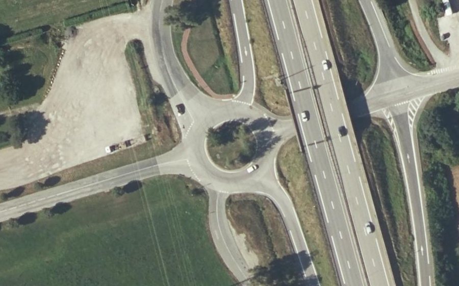 Vue aérienne du Rond-point anonyme n°108164733