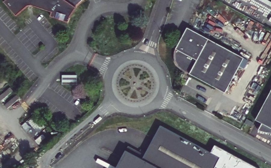 Vue aérienne du Rond-point anonyme n°108219924