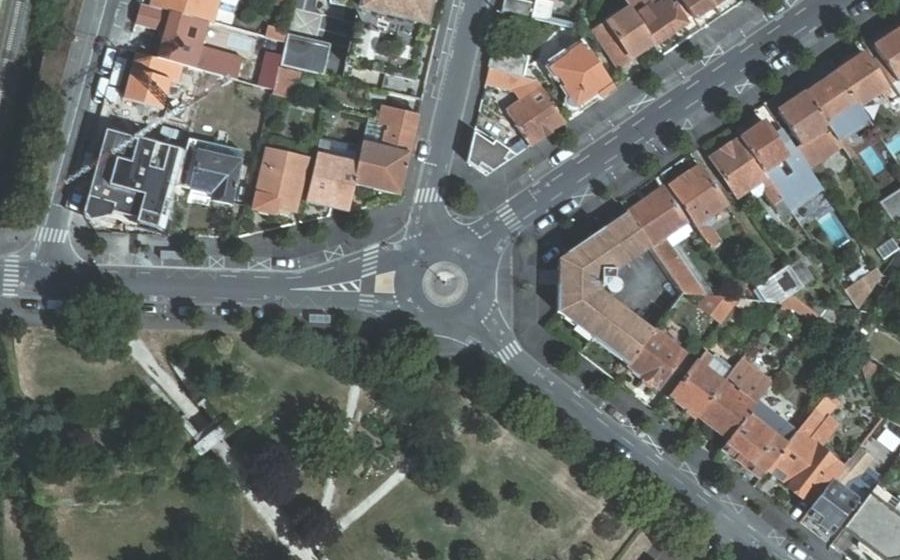Vue aérienne du Rond-point anonyme n°1082211634