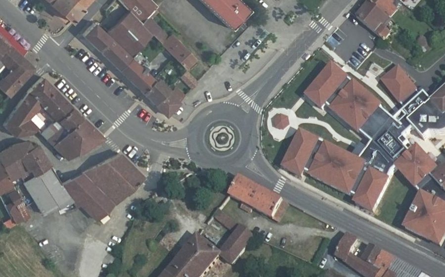 Vue aérienne du Rond-point anonyme n°1082308428