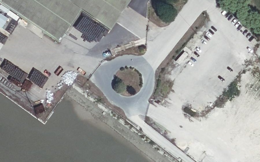 Vue aérienne du Rond-point anonyme n°108239315