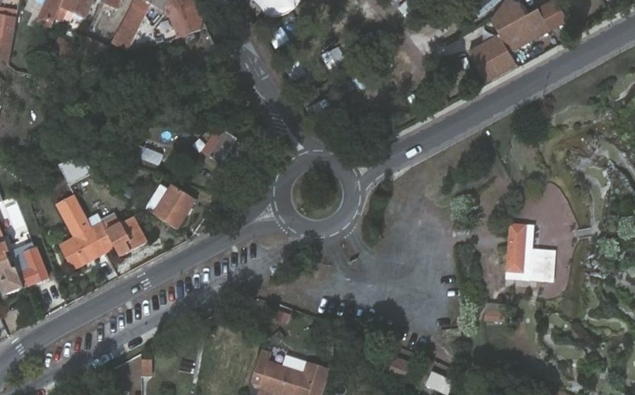 Vue aérienne du Rond-point anonyme n°1082419452