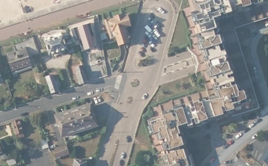 Vue aérienne du Rond-point anonyme n°108329749