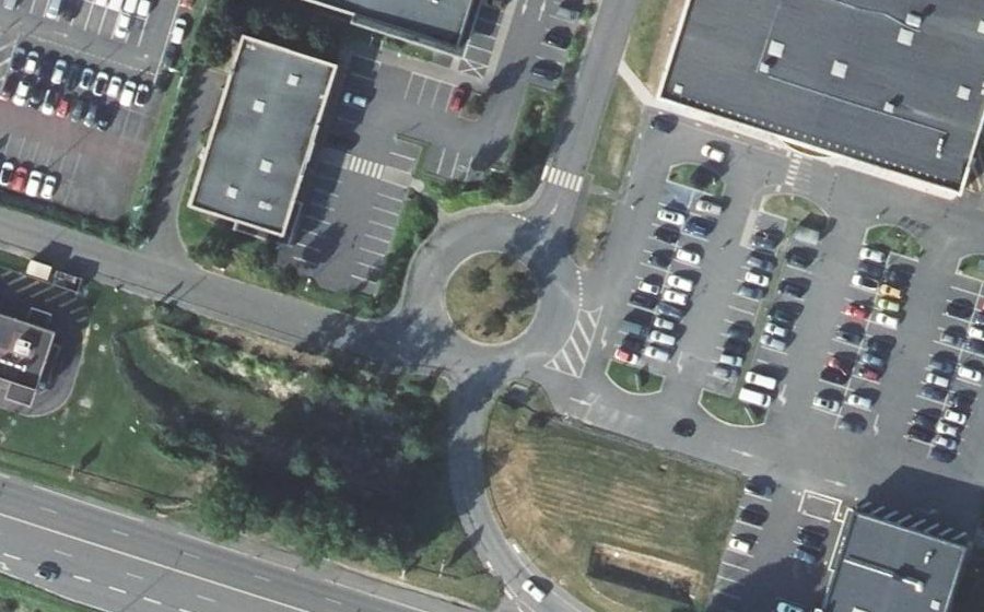 Vue aérienne du Rond-point anonyme n°108330420
