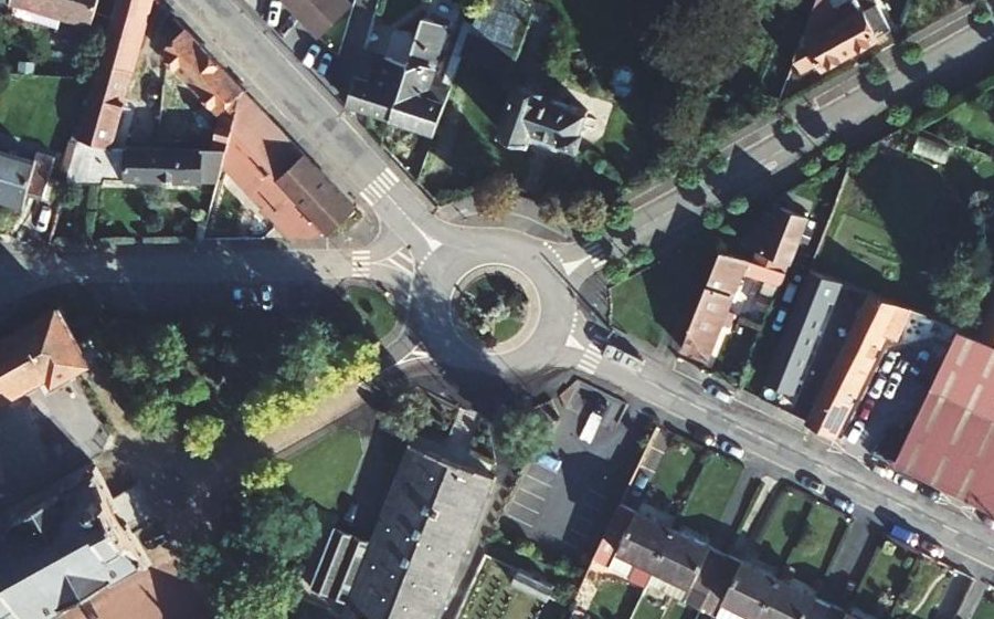 Vue aérienne du Rond-point anonyme n°108334400