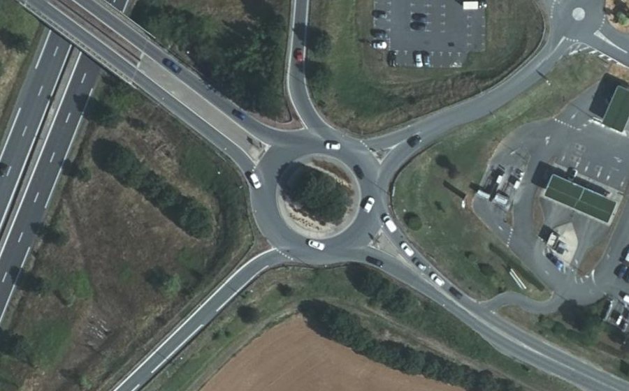 Vue aérienne du Rond-point anonyme n°1083363142
