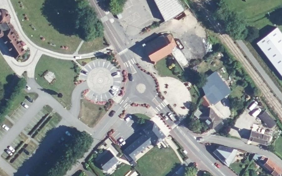 Vue aérienne du Rond-point anonyme n°1083443655