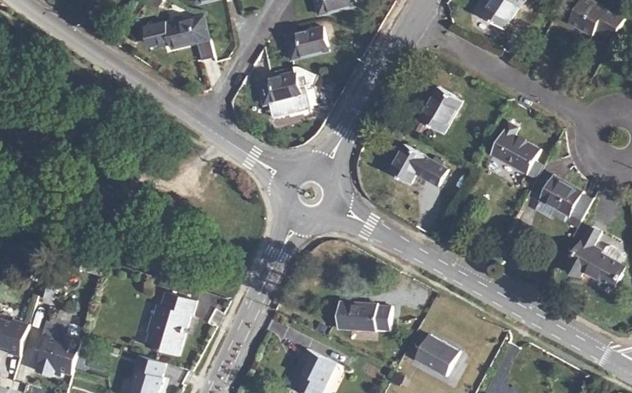 Vue aérienne du Rond-point anonyme n°108380457