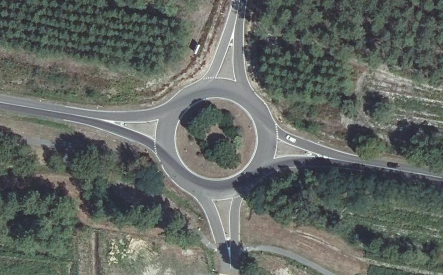 Vue aérienne du Rond-point anonyme n°108389244