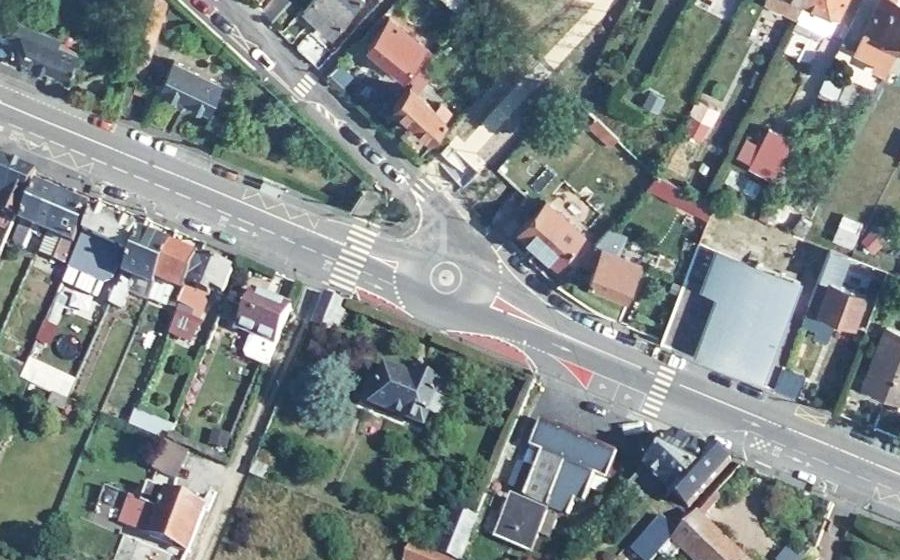 Vue aérienne du Rond-point anonyme n°1083979398