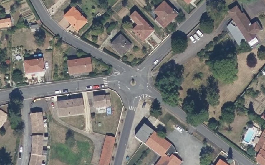 Vue aérienne du Rond-point anonyme n°1084118555